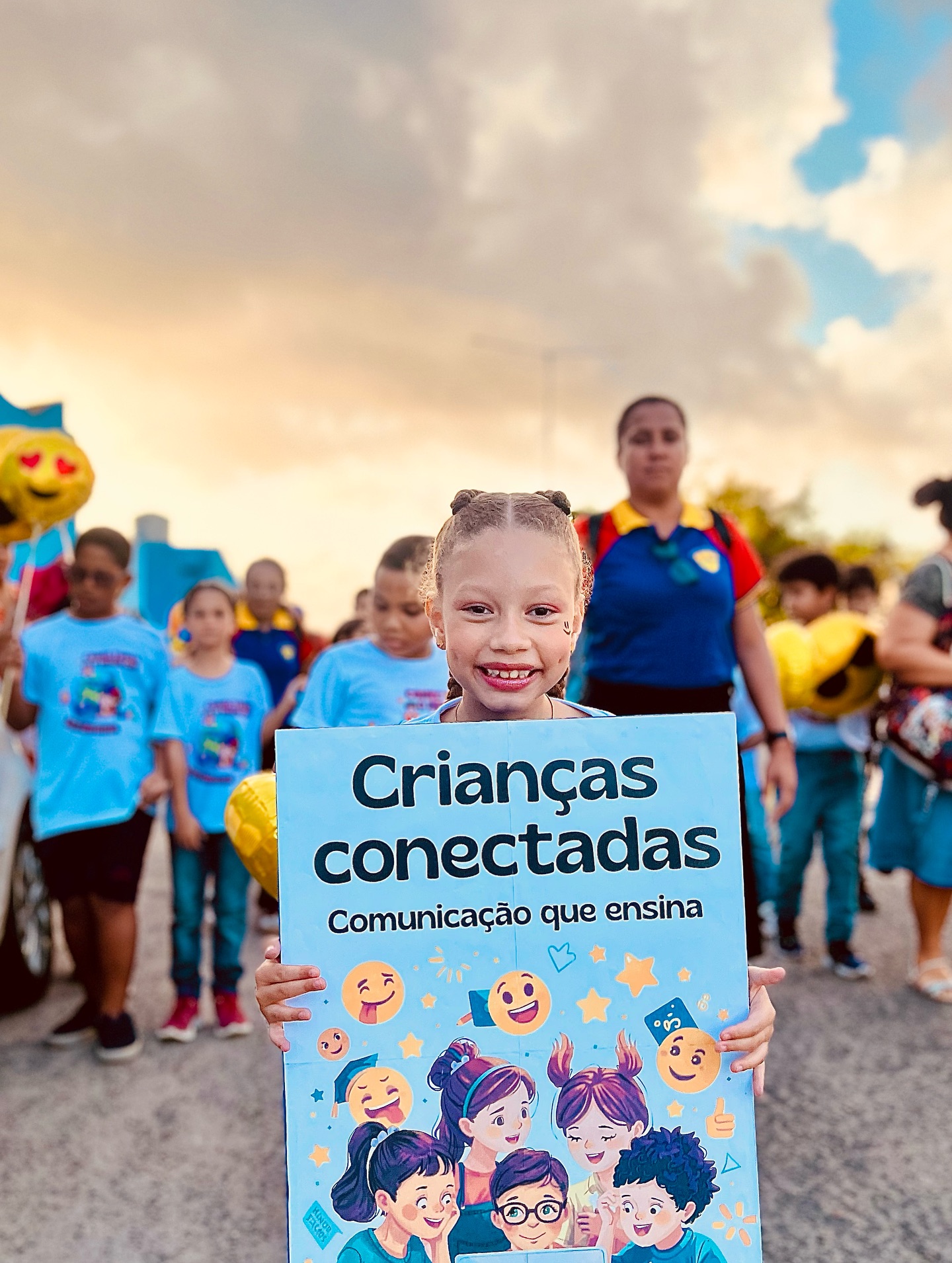 Crianças conectadas em uma experiência educativa